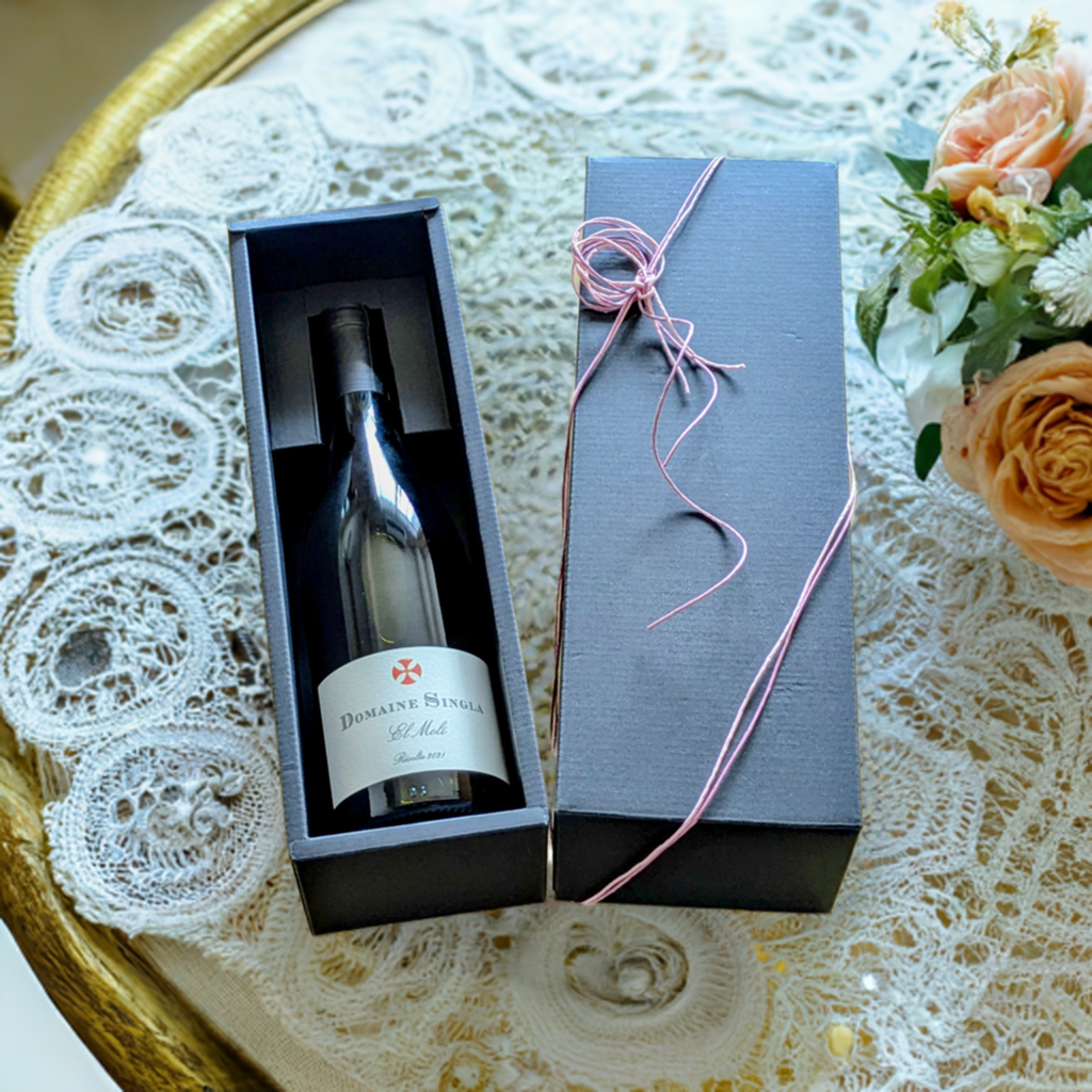 Ermori (rouge) dans une boîte cadeau