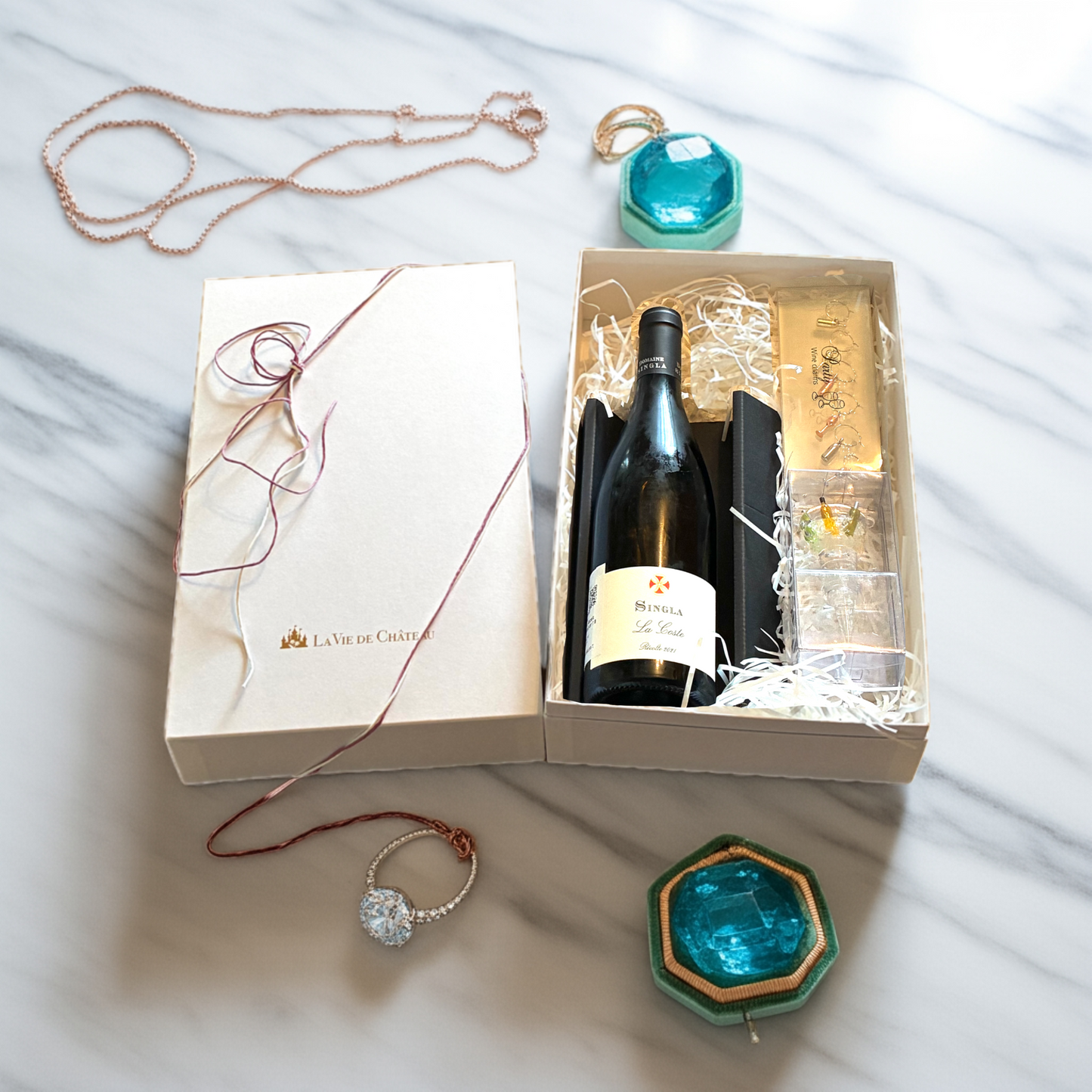 Un cadeau qui comprend du LaCoste (vin blanc parfumé du sud de la France) et 2 accessoires.