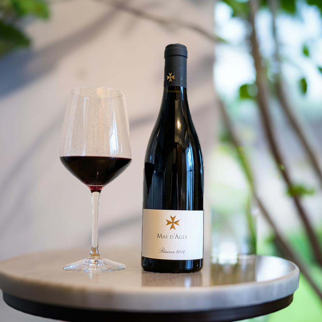 Un cadeau de vin rouge enchanteur et un décapsuleur Lecouse