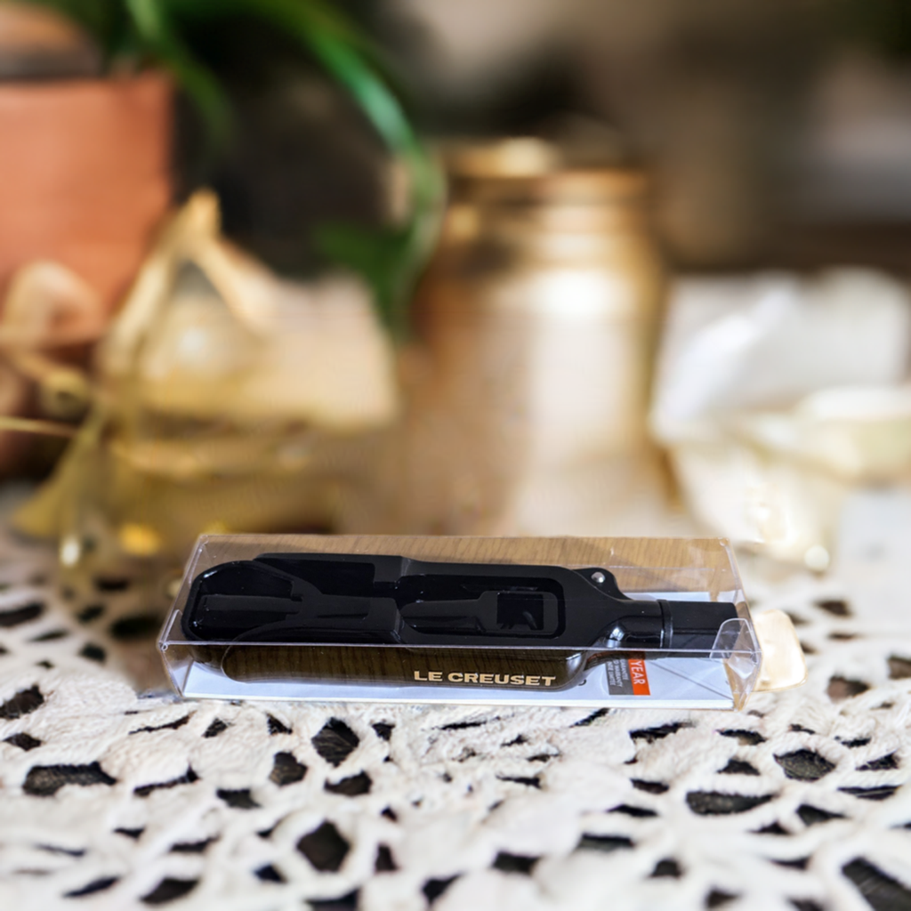 Un cadeau de vin rouge enchanteur et un décapsuleur Lecouse