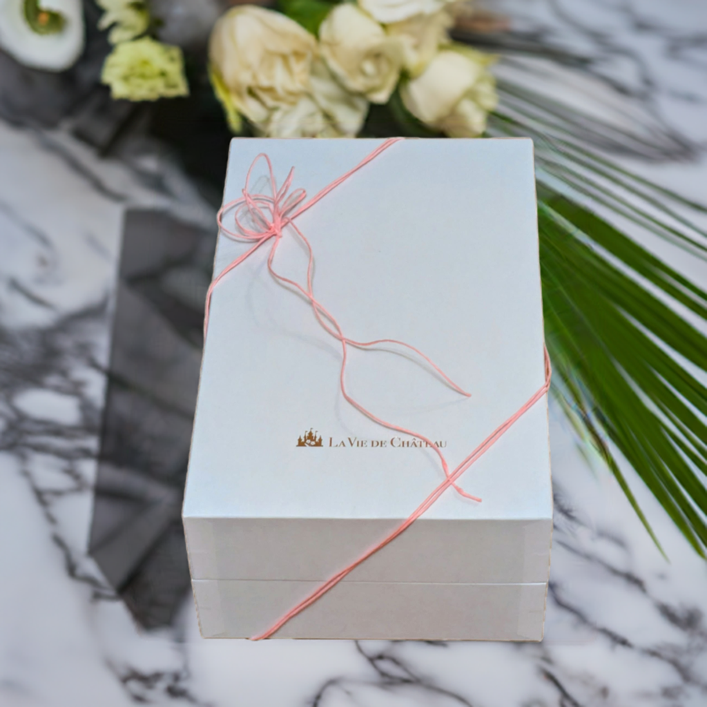 Un cadeau qui comprend du LaCoste (vin blanc parfumé du sud de la France) et 2 accessoires.