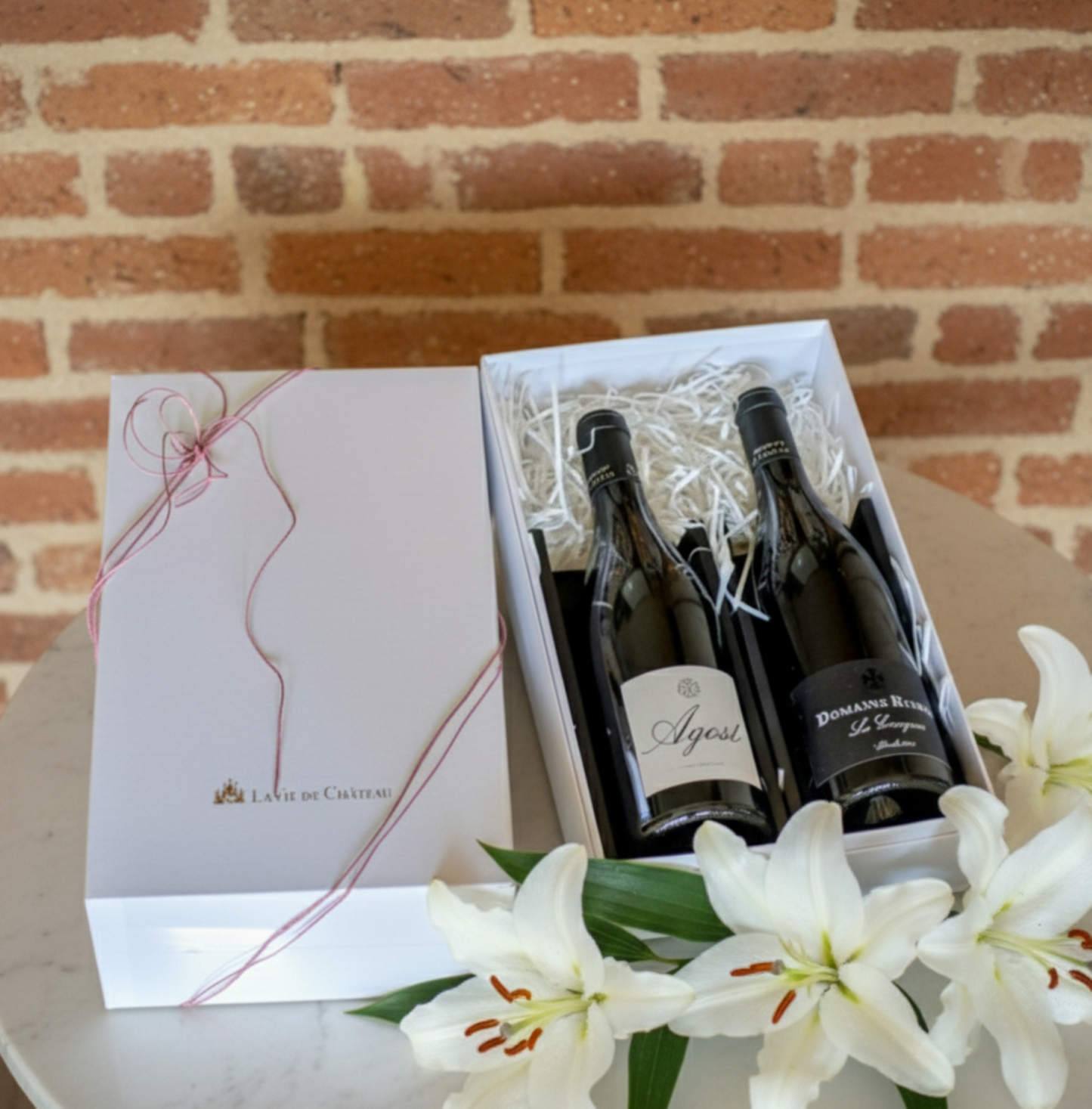 Un coffret cadeau d'Auguste, un blanc représentatif du sud de la France, et un vin rouge populaire.