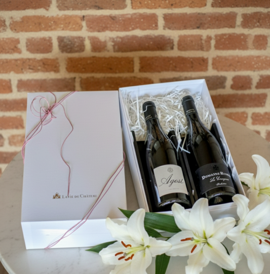 Un coffret cadeau d'Auguste, un blanc représentatif du sud de la France, et un vin rouge populaire.