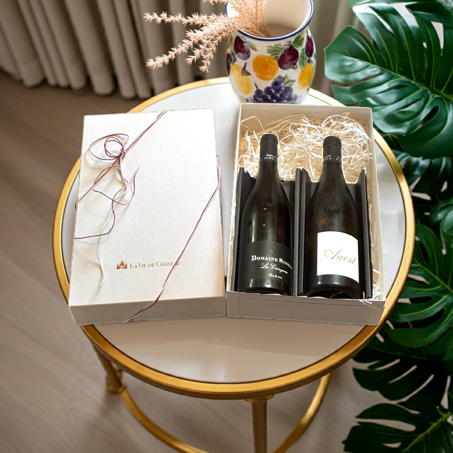 Un coffret cadeau d'Auguste, un blanc représentatif du sud de la France, et un vin rouge populaire.