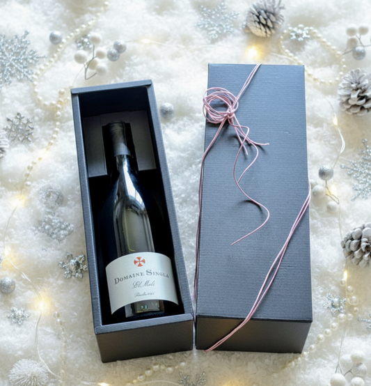 Ermori (rouge) dans une boîte cadeau