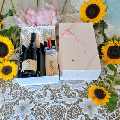 Un cadeau qui comprend du LaCoste (vin blanc parfumé du sud de la France) et 2 accessoires.