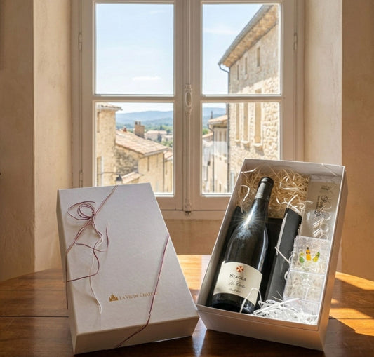 Un cadeau qui comprend du LaCoste (vin blanc parfumé du sud de la France) et 2 accessoires.