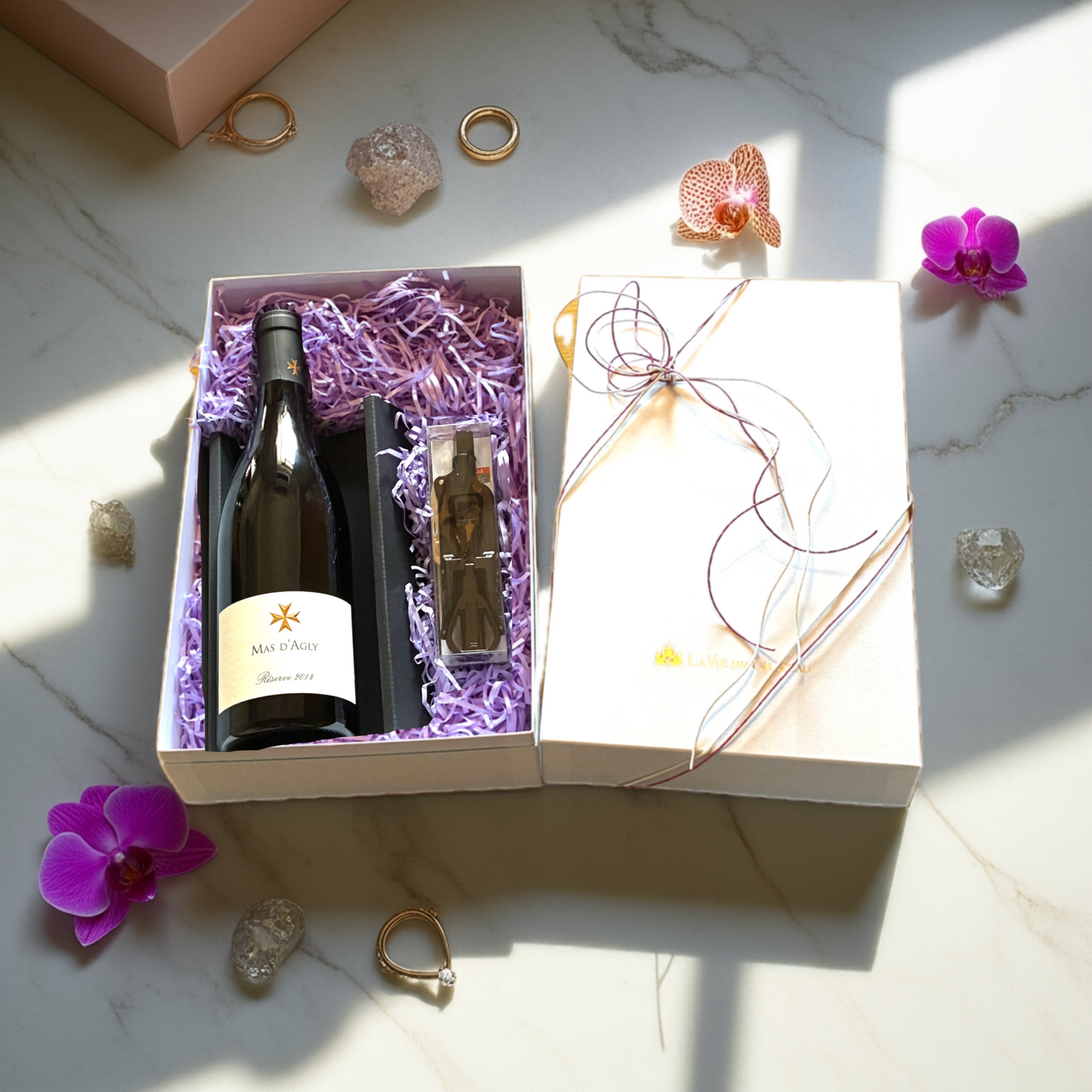 Un cadeau de vin rouge enchanteur et un décapsuleur Lecouse